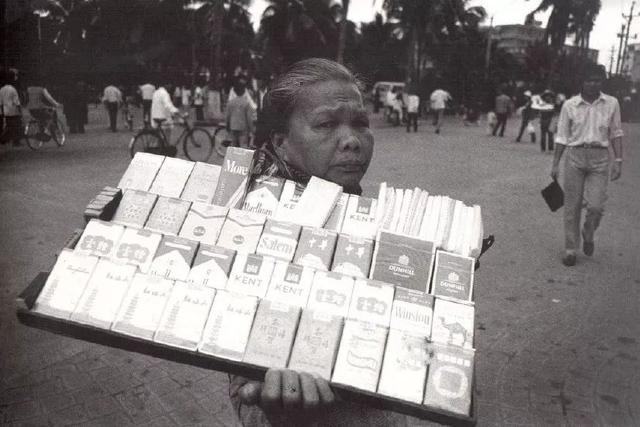 摄于1989年，闯海南聚集区卖烟的老人